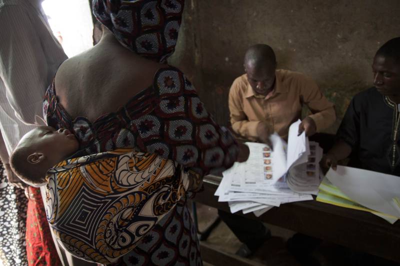 A Malian woman with child voting in the presidential election