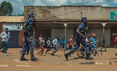 Uganda police disperse crowds in Kayunga town as they gather to welcome Ugandan politician Bobi Wine, on December 1, 2020. Photo: Sumy Sadurni/AFP
