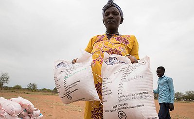 Seeds distribution in Northern Bari Payam, Central Equatoria, South Sudan. Photo: Mayak Akuot/FAO